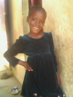 UNE FILLE